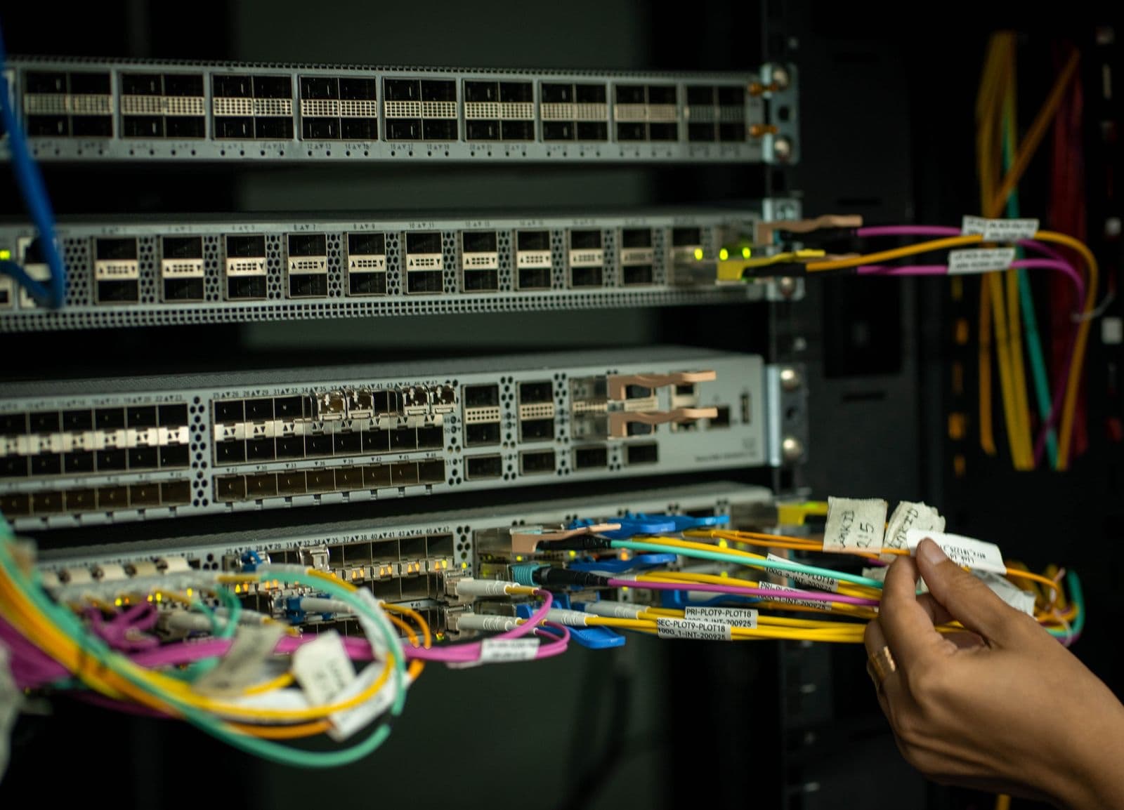 Nyaya za fiber optic zikiwekwa