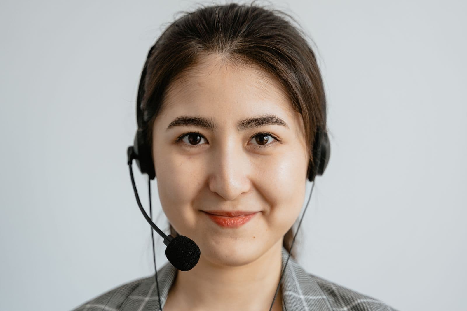 Mtaalamu wa huduma kwa wateja akiwa na headset